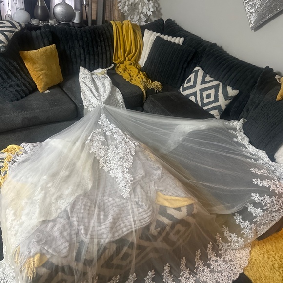 Wedding dress - Picture 12 of 17